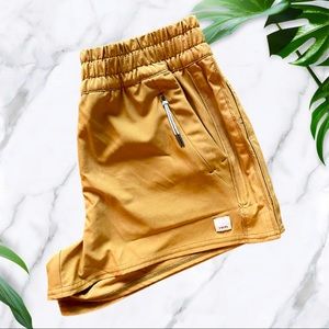 Vuori 4” Recreation Shorts in Golden brown